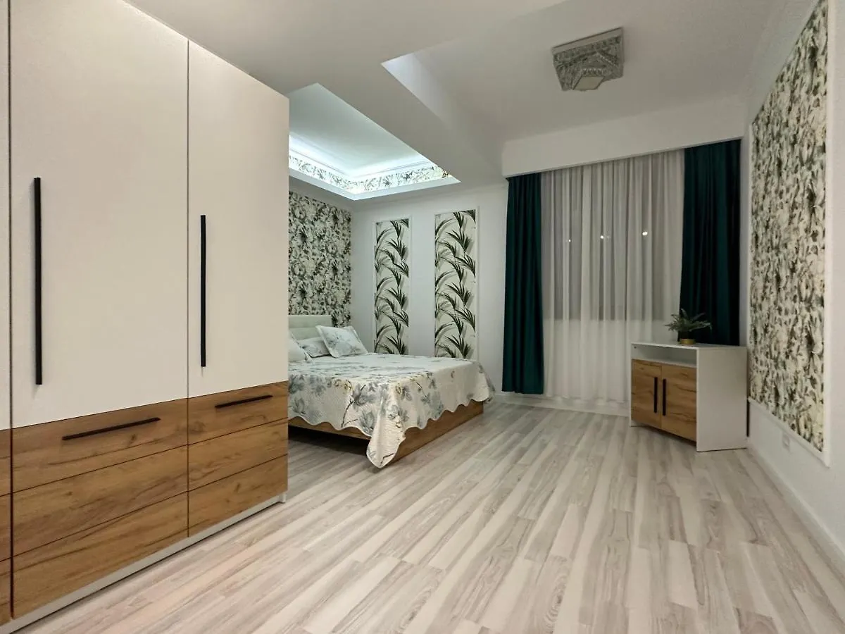 Golden Garden Luxury Apartment In Bukarest