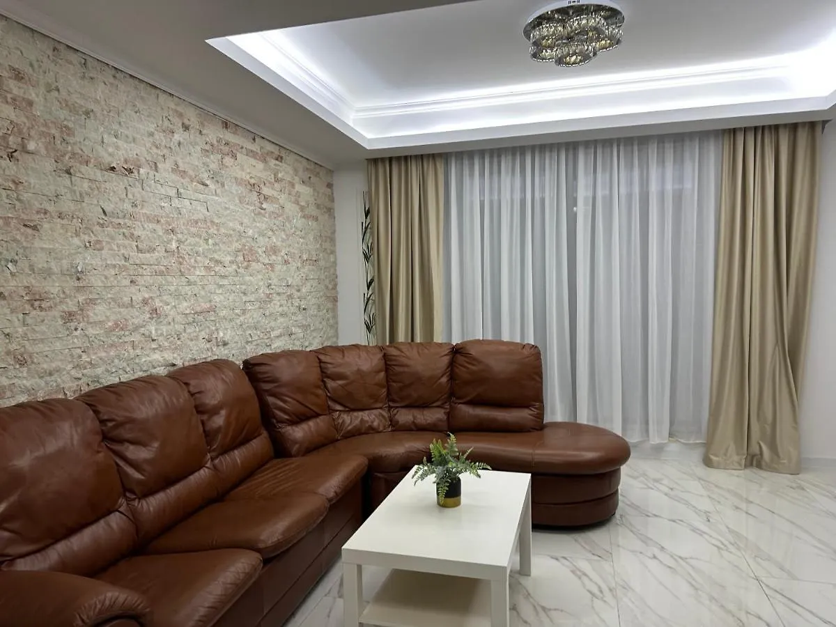 Golden Garden Luxury Apartment In Bukarest