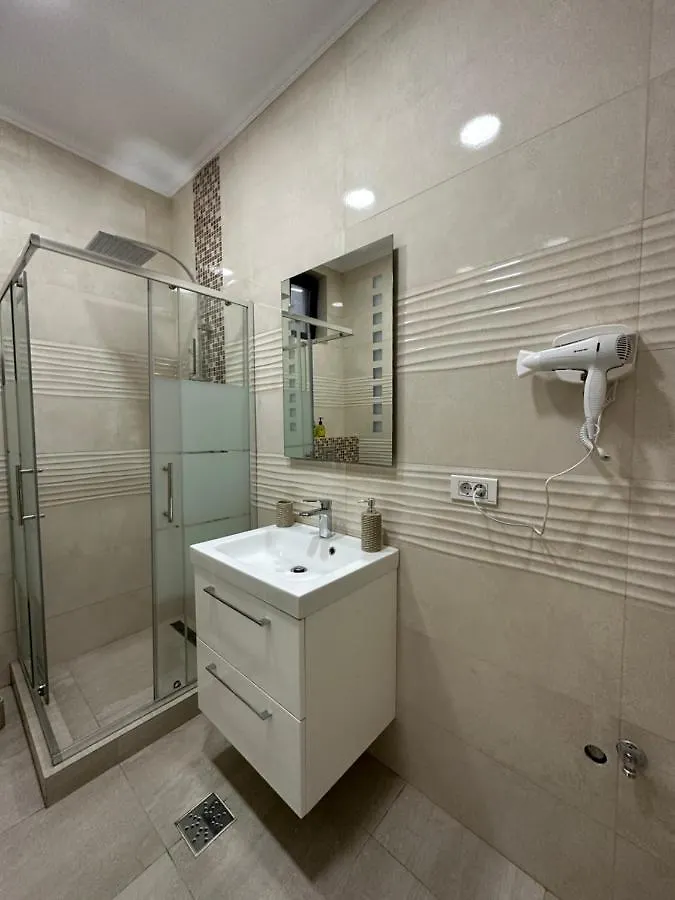Golden Garden Luxury Apartment In Bukarest
